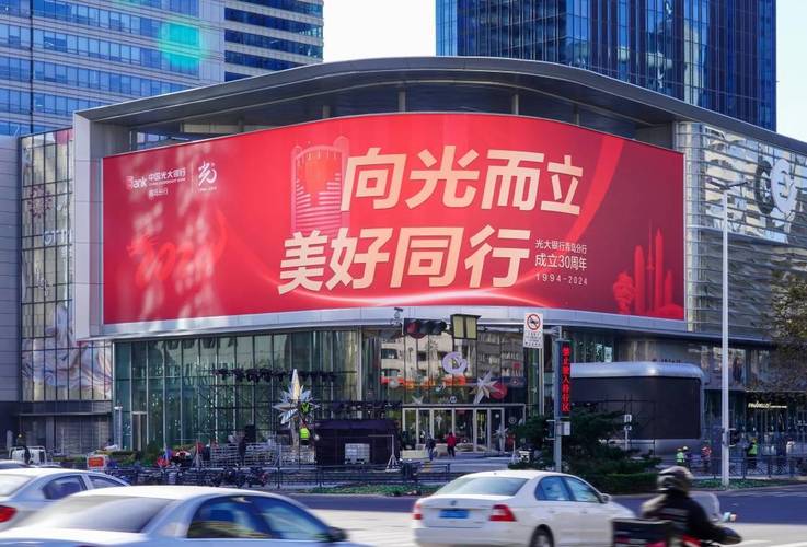 青岛深蓝中心GT巨幕 以自有媒体势能，重塑户外广告新高度